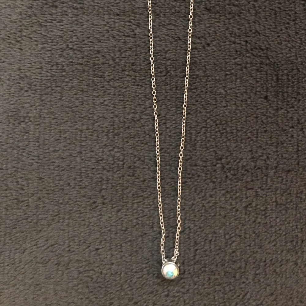 Short pendant necklace